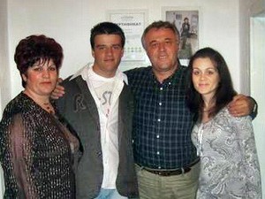 Старешина на Евангелската црква со своето семејство